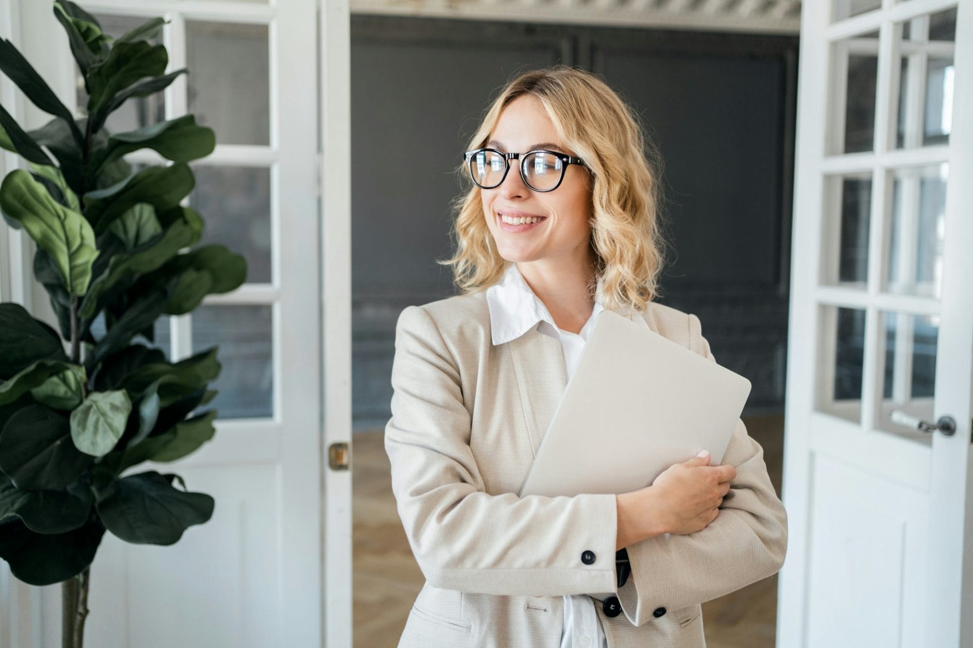 A female consultant manager works in an office